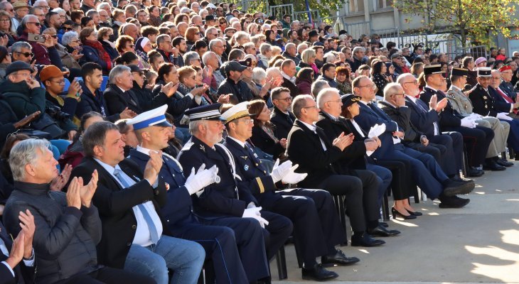 La ville d'Oyonnax célèbre l'Armistice du 11 novembre 1918 en mettant à l'honneur le Bleuet de France