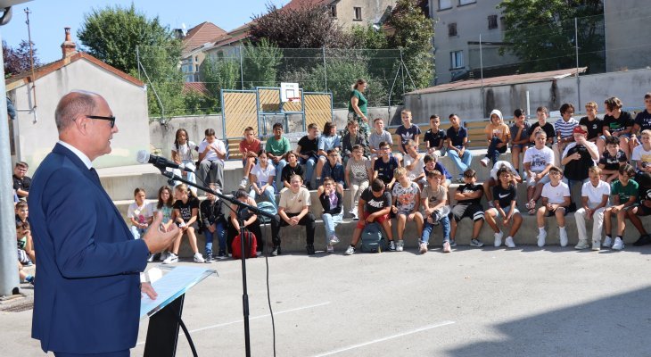 Le président Jean Deguerry en déplacement dans trois collèges aindinois