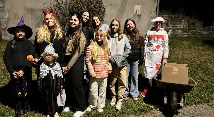 Les filles du village ont fêté Halloween