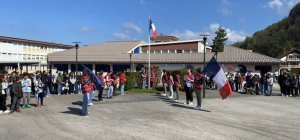 Levée de drapeau animée à la cité scolaire P. Vernotte