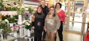 Florentine, avec Sophie et Elisabeth s'ouvre
la 5e page de ce commerce de fleurs