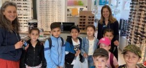 Une collecte d'anciennes lunettes déposées chez Ecouter Voir par des élèves