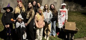 Les filles du village ont fêté Halloween